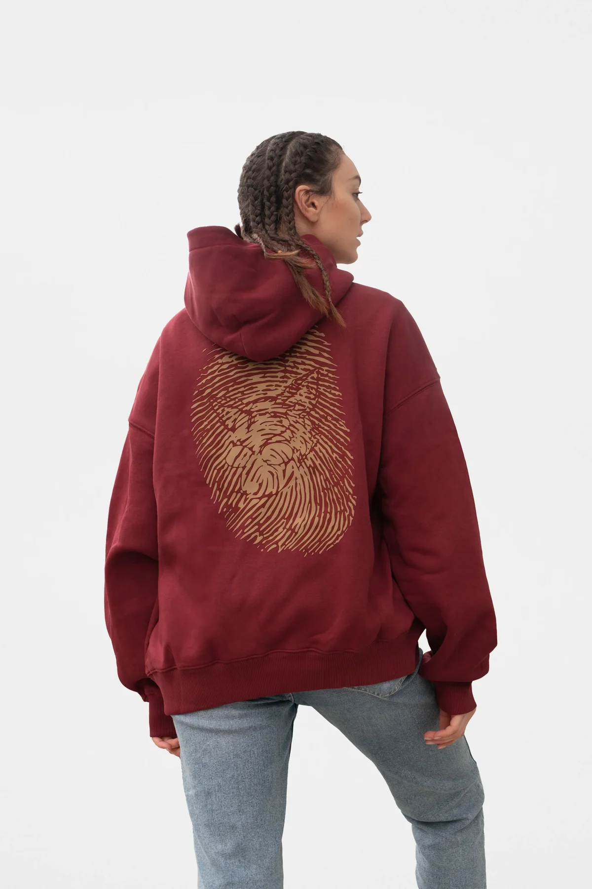 hoodie syrah Rückansicht mit tan-goldenem Wolf-Fingerabdruck-Print