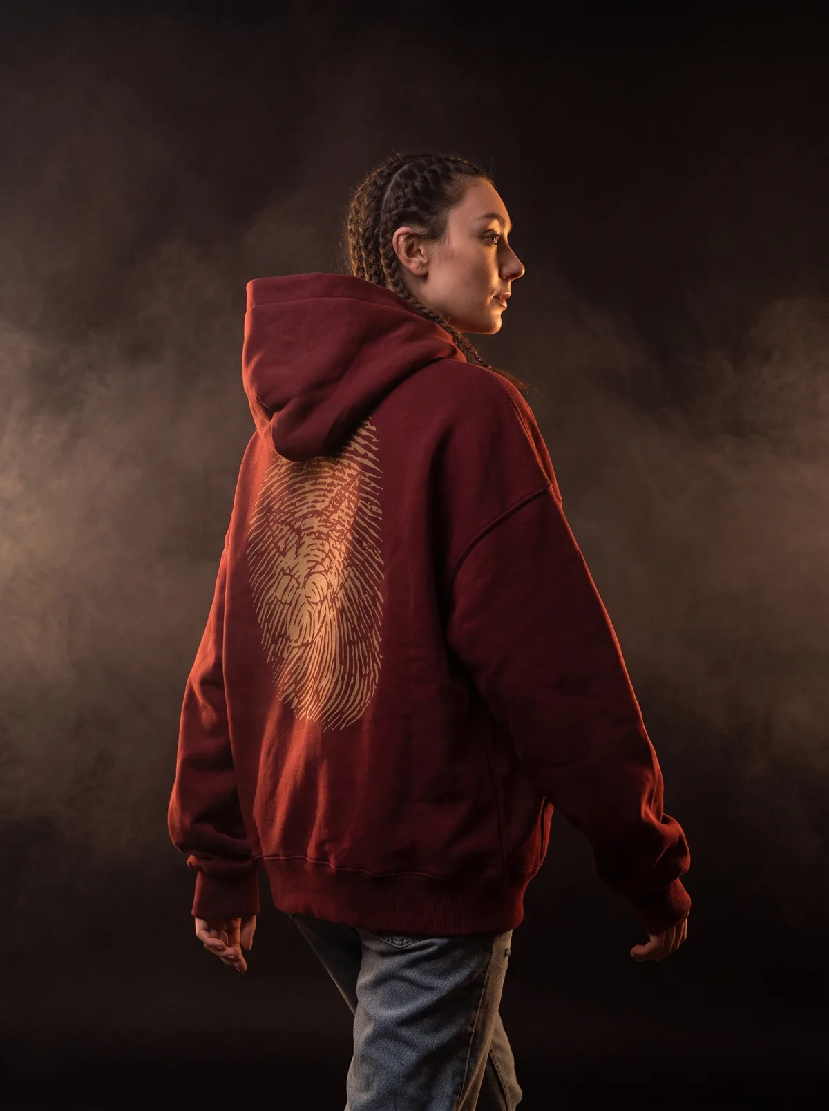Model im hoodie syrah von hinten, Wolf-Print im Studiodunst